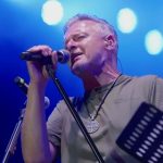 Marko Perković Thompson na sceni drži mikrofon i pjeva.