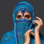 Egzotična djevojka u plavom, odjevena u nošnju po islamskoj tradiciji.