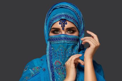 Egzotična djevojka u plavom, odjevena u nošnju po islamskoj tradiciji.