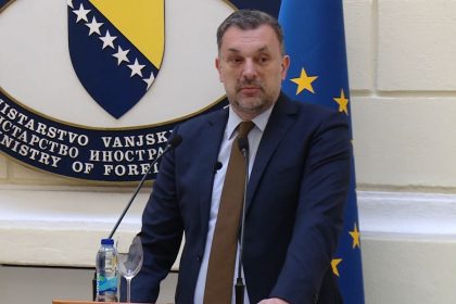 Elmedin Konaković ministar vanjskih poslova BiH za govornicom u svom ministartsvu