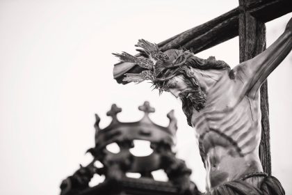 Isus na križu.Crno-bijela fotogorafija.