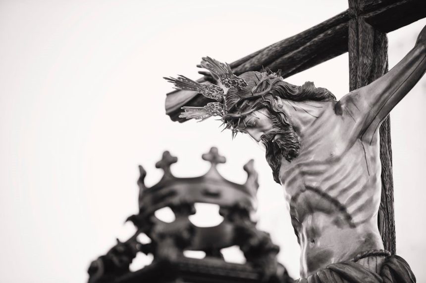 Isus na križu.Crno-bijela fotogorafija.