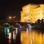 Panorama grada Sarajeva noću. Miljacka i vijećnica.