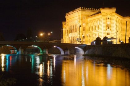 Panorama grada Sarajeva noću. Miljacka i vijećnica.