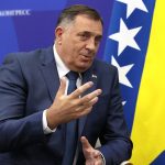 Milorad Dodik predsjednik Republike Srpske pored zastave BiH