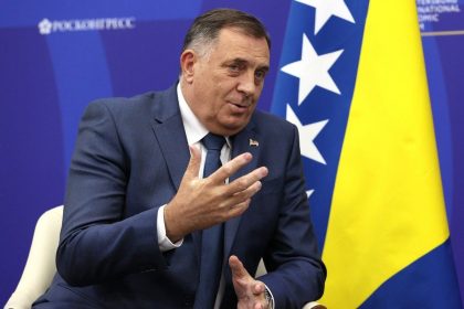 Milorad Dodik predsjednik Republike Srpske pored zastave BiH