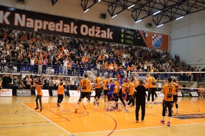 Sportska dvorana u Odžaku. Utakmica za prvaka države između Odžaka i Domaljevca.