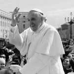 Papa Franjo na trgu blagosiva i pozsravlja mnoštvo vjernika