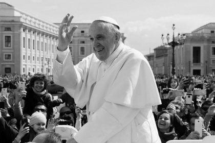 Papa Franjo na trgu blagosiva i pozsravlja mnoštvo vjernika