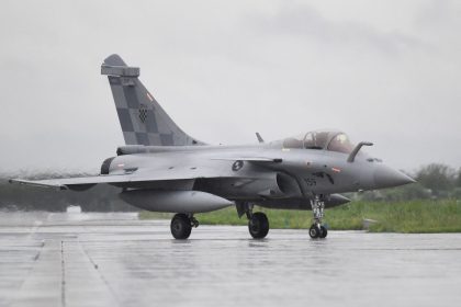 Hratski borbeni zrakoplov Rafale na pisti u bazi Pleso.