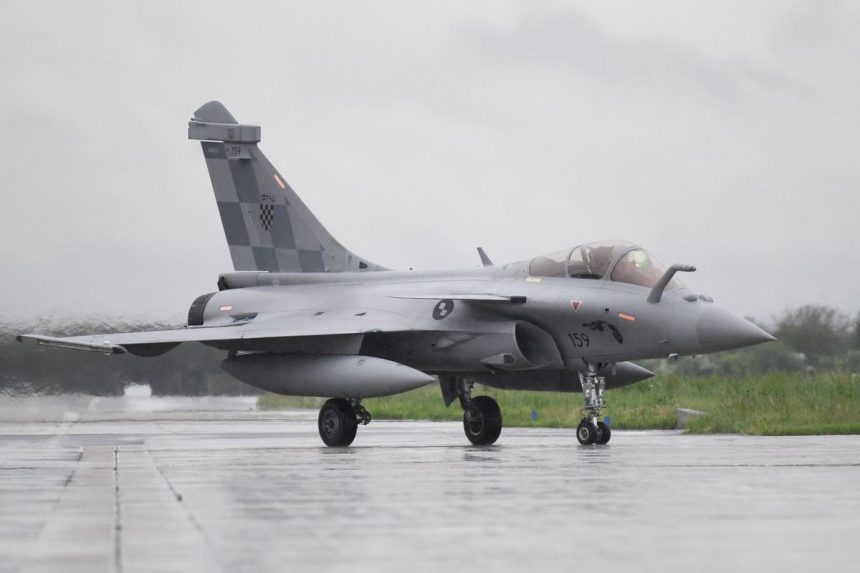 Hratski borbeni zrakoplov Rafale na pisti u bazi Pleso.