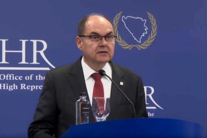 Christian Schmidt govori na tiskovnoj konferenciji u OHR-u.