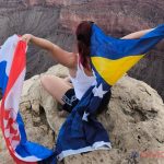 Grand Canyon, djevojka drži zastave Bosne i Hercegovine i Hrvatske.