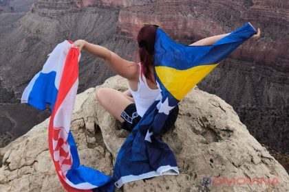 Grand Canyon, djevojka drži zastave Bosne i Hercegovine i Hrvatske.