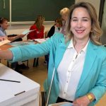 Marija Selak Raspudić pored glasačke kutije.