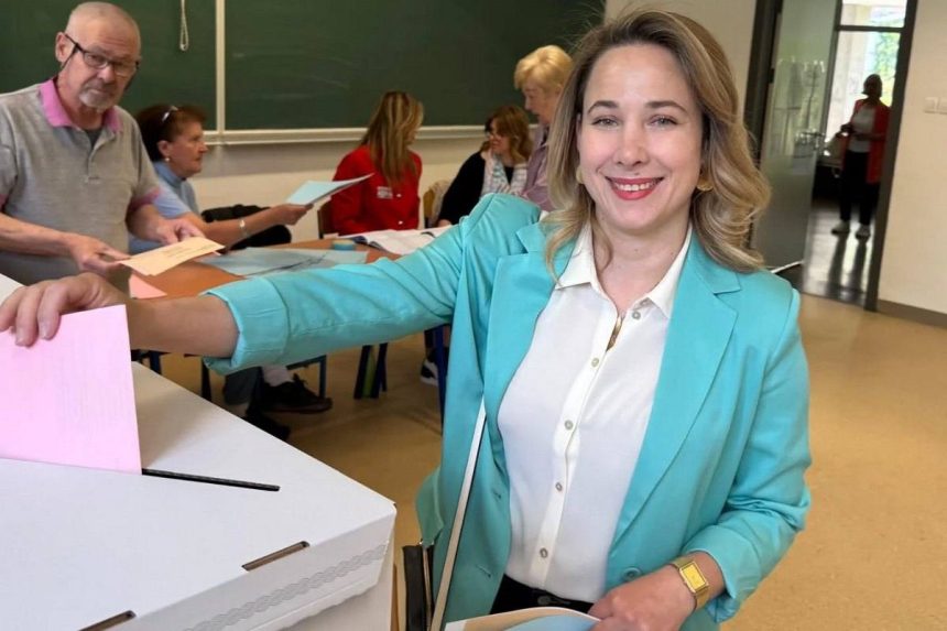 Marija Selak Raspudić pored glasačke kutije.