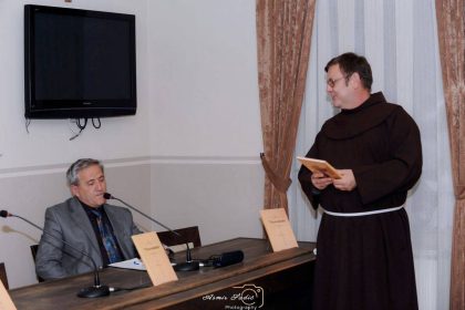 Nedjeljko Nedić i fra Mario Jurić na promociji knjige u Tolisi.