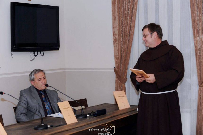 Nedjeljko Nedić i fra Mario Jurić na promociji knjige u Tolisi.