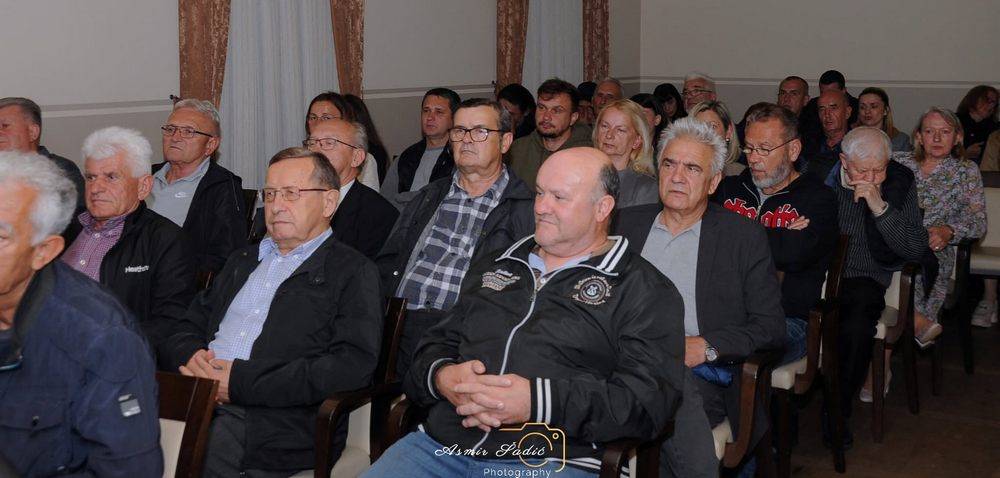 Promocija knjige u Tolisi. Brojna publika prati predstavljanje knjge.