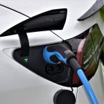 Automobil Tesla se puni strujom.