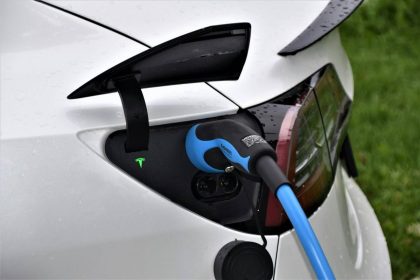 Automobil Tesla se puni strujom.