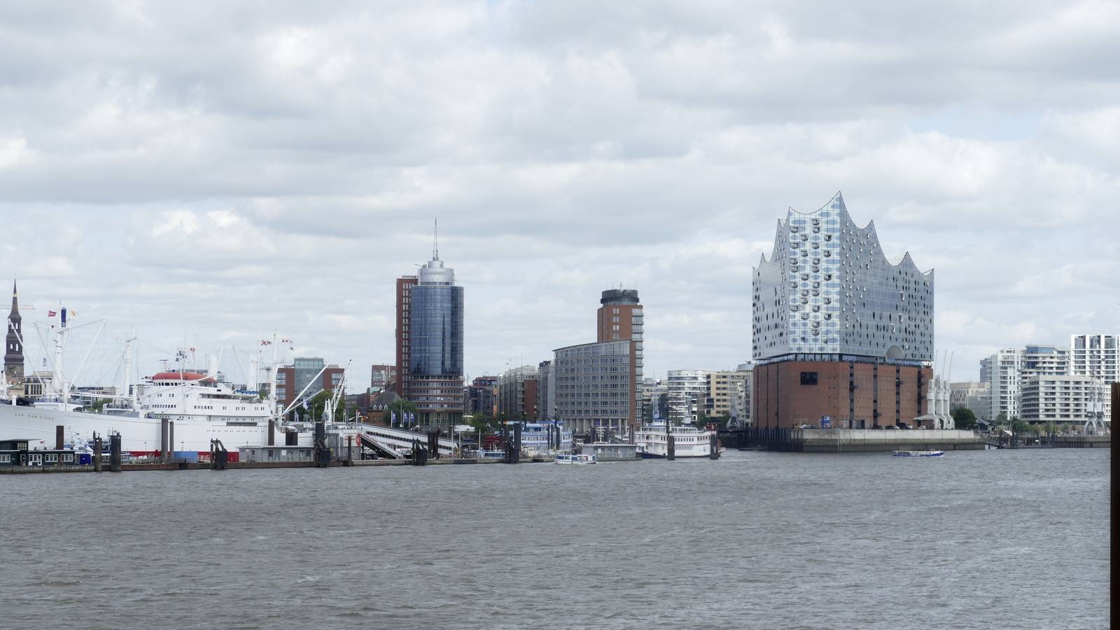 Elbphilharmonie u Hamburgu i pogled na luku.