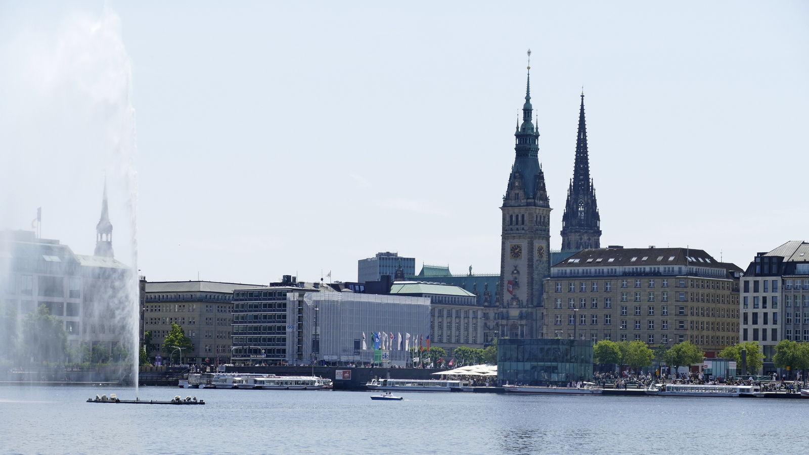 Alster, jezeru u Hamburgu.