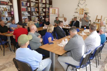 Književnici i pisci na susretu Književnog kluba u Posavini.
