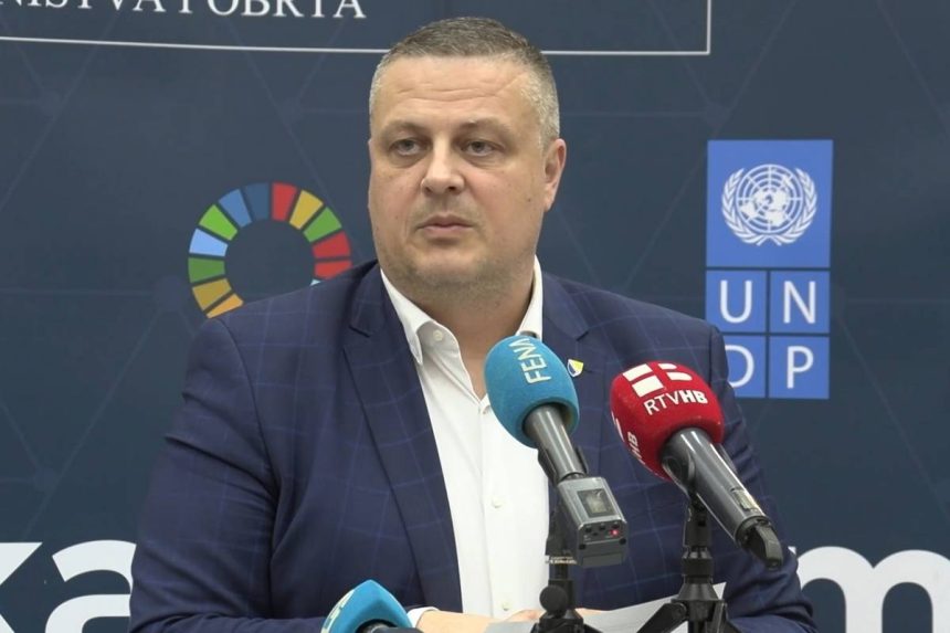 Zamjenik premijera Federacije BiH i federalni ministar razvoja, poduzetništva i obrta za govornicom.