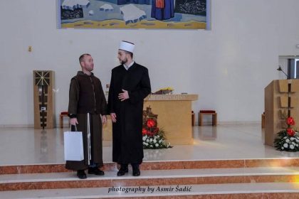 Imam i katolički svećenik iz Orašja.