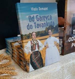 Naslovnica knjige "Od Garevca do Tavankuta". Predstavlja dvije djevojke u narodnim nošnjama iz Posavine i iz Tavankuta.