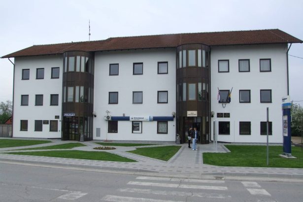 Centar Domaljevca u kojem se nalazi zgrada Općine i sjedište policije.
