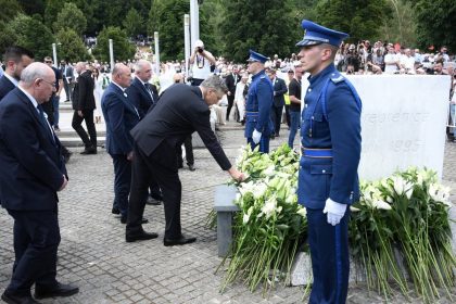 Premijer Hrvatske polaže vijenac na spomen obilježju u Potočarima.