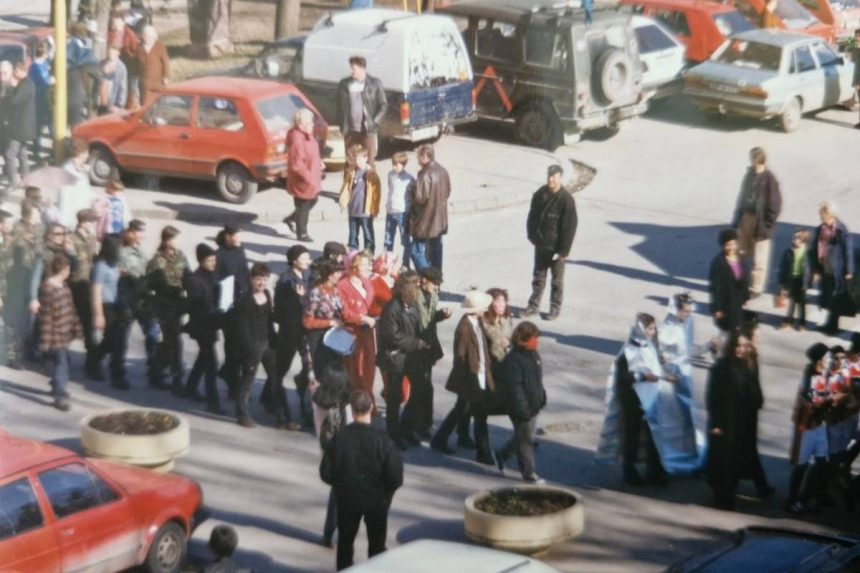 Defile kulturno-umjetničkih društava u Tuzli 2000. godine.