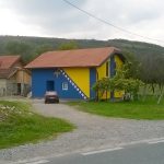 Kuća u Bosni obojena u stilu zastave Bosne i hercegovine.