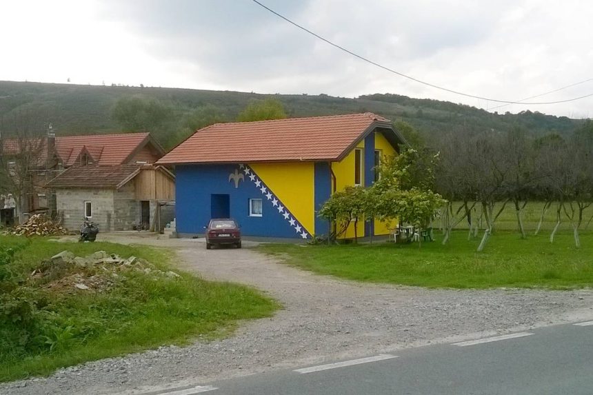 Kuća u Bosni obojena u stilu zastave Bosne i hercegovine.