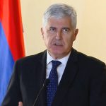 Predsjednik HDZ BiH, Dragan Čović za govornicom ispred zastave Republike Srpske.