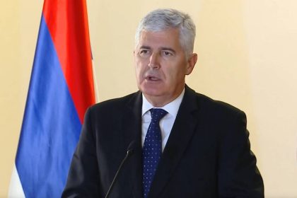 Predsjednik HDZ BiH Dragan Čović ispred zastave Republike Srpske.