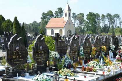 Groblje u selu Matići. Spomenici osam stradalih dječaka u ratu 1995. godine