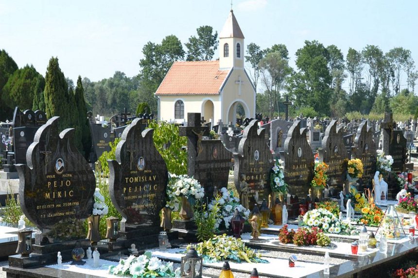 Groblje u selu Matići. Spomenici osam stradalih dječaka u ratu 1995. godine