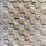 Stari hrvatski grb u kamenu na crkvi sv. Lucije u Jurandvoru.