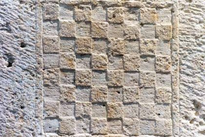 Stari hrvatski grb u kamenu na crkvi sv. Lucije u Jurandvoru.