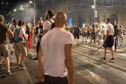 Prosvjednici u Beogradu u sukobu sa policijom.