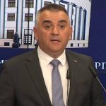 Savo Minić političar izstranke SNSD za govornicom.