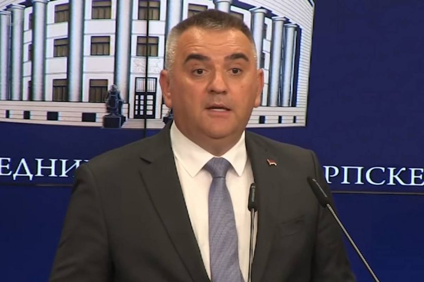 Savo Minić političar izstranke SNSD za govornicom.