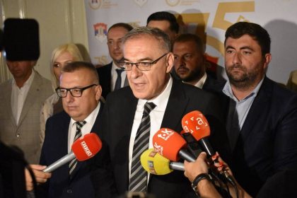 Članovi predsjedništva SDS-a na konferenciji za tisak.