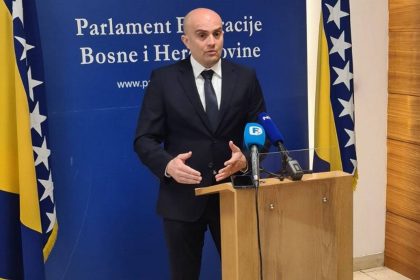 Predsjednik Republikanske stranke za govornicom u parlamentu Federacije BiH.