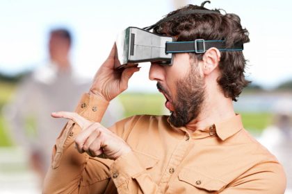 Čovjek s virtualnim vizirom na očima gleda virtualni svijet i čudi se.