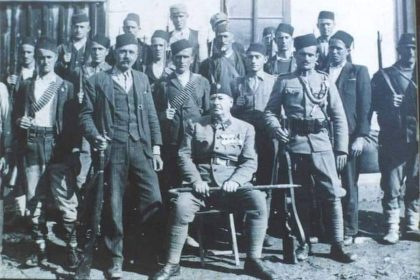 Pukovnik NDH Avdaga Hasić na slici sa svojim suradnicima.