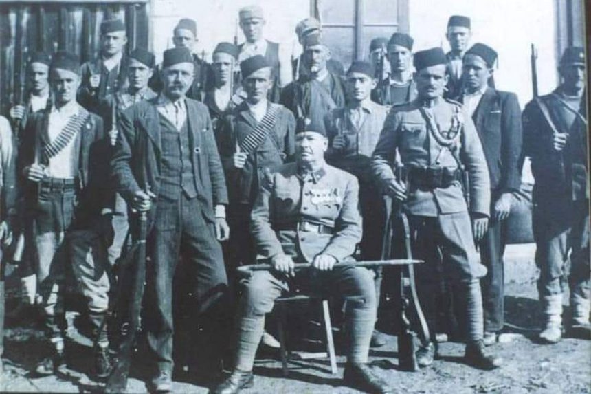 Pukovnik NDH Avdaga Hasić na slici sa svojim suradnicima.